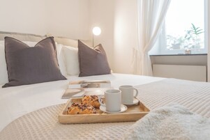 1 habitación, tabla de planchar con plancha y ropa de cama 