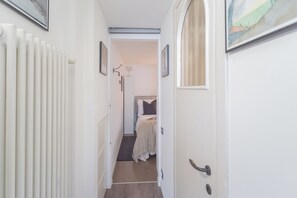 Appartement (1 Bedroom) | 1 chambre, fer et planche à repasser, draps fournis