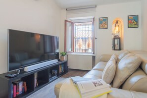 Apartment (1 Bedroom) | Living area | 32-inch TV with cable channels - Pretty Studio in Old Town by Rent all Como (Carate Urio)