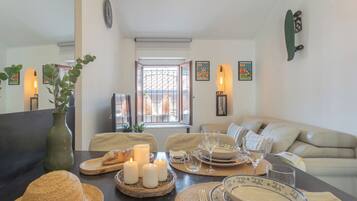 Apartamento (1 Bedroom) | Zona de estar | Televisión de 32 pulgadas con canales por cable