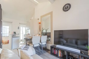 Apartment (1 Bedroom) | Living area - Pretty Studio in Old Town by Rent all Como (Carate Urio)