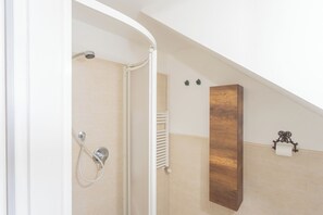 Apartamento (1 Bedroom) | Baño | Ducha, artículos de higiene personal gratuitos, toallas y jabón