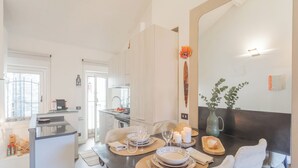 Una cocina moderna con comedor listo para una comida.