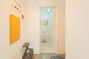 Apartment (2 Bedrooms) | Bathroom | Shower, free toiletries, bidet, towels