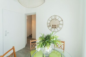 Apartment (2 Bedrooms) | Dining room