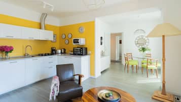 Apartamento (2 Bedrooms) | Cocina privada | Microondas, horno, máquina de café espresso y hervidor eléctrico