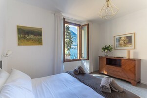 Apartment (2 Bedrooms) | 2 bedrooms, iron/ironing board, bed sheets