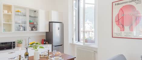 Apartment, 2 Bedrooms (2 Bedrooms) | Dapur kecil peribadi | Ketuhar gelombang mikro, ketuhar, pembancuh kopi espreso