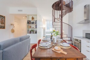 Apartment, 2 Bedrooms (2 Bedrooms) | Living area | 32-inch Smart TV with digital channels - Rooftop Nest in Como City Center by Rent all Como (Como)
