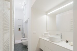 Appartement, 2 slaapkamers (2 Bedrooms) | Badkamer | Een douche, gratis toiletartikelen, een bidet, handdoeken