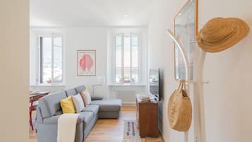 Apartment, 2 Bedrooms (2 Bedrooms) | Living area | 32-inch Smart TV with digital channels