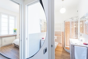 Une salle de bain moderne équipée d’une douche, de toilettes et d’un lavabo.