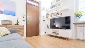 公寓 (1 Bedroom) | 客廳 | 32 吋平面電視連有線電視頻道