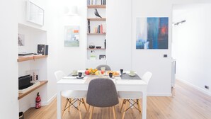 公寓 (1 Bedroom) | 客廳 | 32 吋平面電視連有線電視頻道