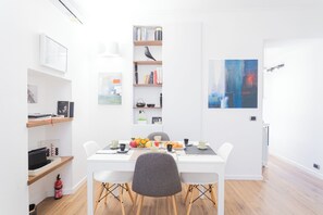 Appartement (1 Bedroom) | Woonruimte | Een 32-inch flatscreentelevisie met kabelzenders