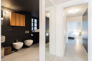 Apartment (1 Bedroom) | Bathroom | Shower, free toiletries, bidet, towels