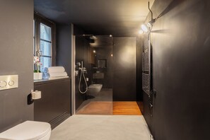 Leilighet (1 Bedroom) | Bad | Dusj, toalettartikler (inkludert), bidé og håndklær