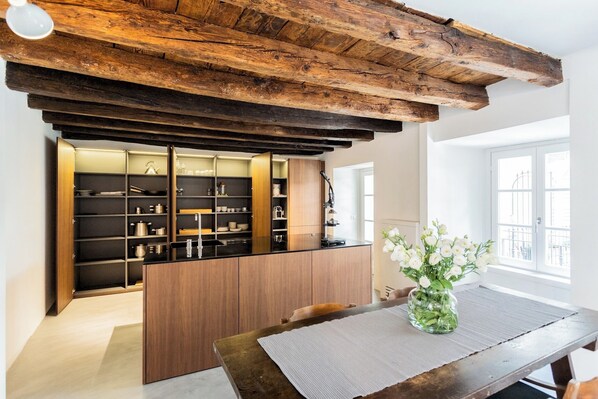 公寓 (1 Bedroom) | 起居区 | 32-英寸智能电视（配备有线频道）