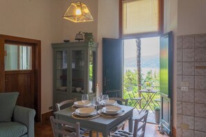 公寓, 1 間臥室 (1 Bedroom) | 起居區 | 智慧型電視