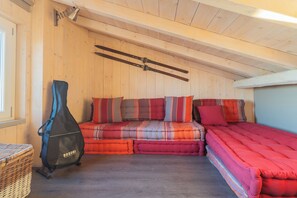 Apartamento (2 Bedrooms) | Zona de estar | Televisión de 32 pulgadas con canales por cable