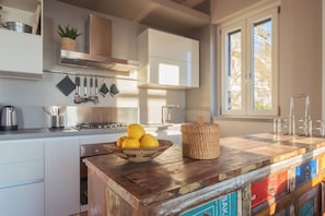 Apartamento (2 Bedrooms) | Cocina básica privada | Microondas, horno, máquina de café espresso y hervidor eléctrico