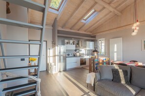 Apartamento (2 Bedrooms) | Zona de estar | Televisión de 32 pulgadas con canales por cable