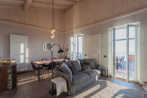 Apartment (2 Bedrooms) | Wohnbereich | 32-Zoll-Fernseher mit Kabelempfang