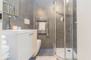 Appartamento (2 Bedrooms) | Bagno | Doccia, set di cortesia gratuito, bidet, asciugamani