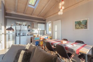 Leilighet (2 Bedrooms) | Oppholdsområde | En 32-tommers TV med kabel-kanaler