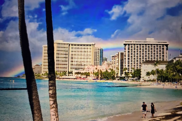 Beach nearby, sun loungers, beach towels