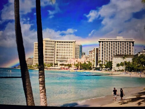 Free parking, rennovated, high floor, 1 block from beach