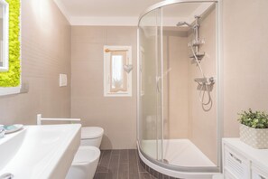 Ducha, artículos de tocador gratuitos, secador de pelo, bidet