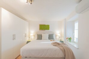 Apartemen, 2 kamar tidur (2 Bedrooms) | 2 kamar tidur, ruang kerja ramah laptop, dan setrika/meja setrika