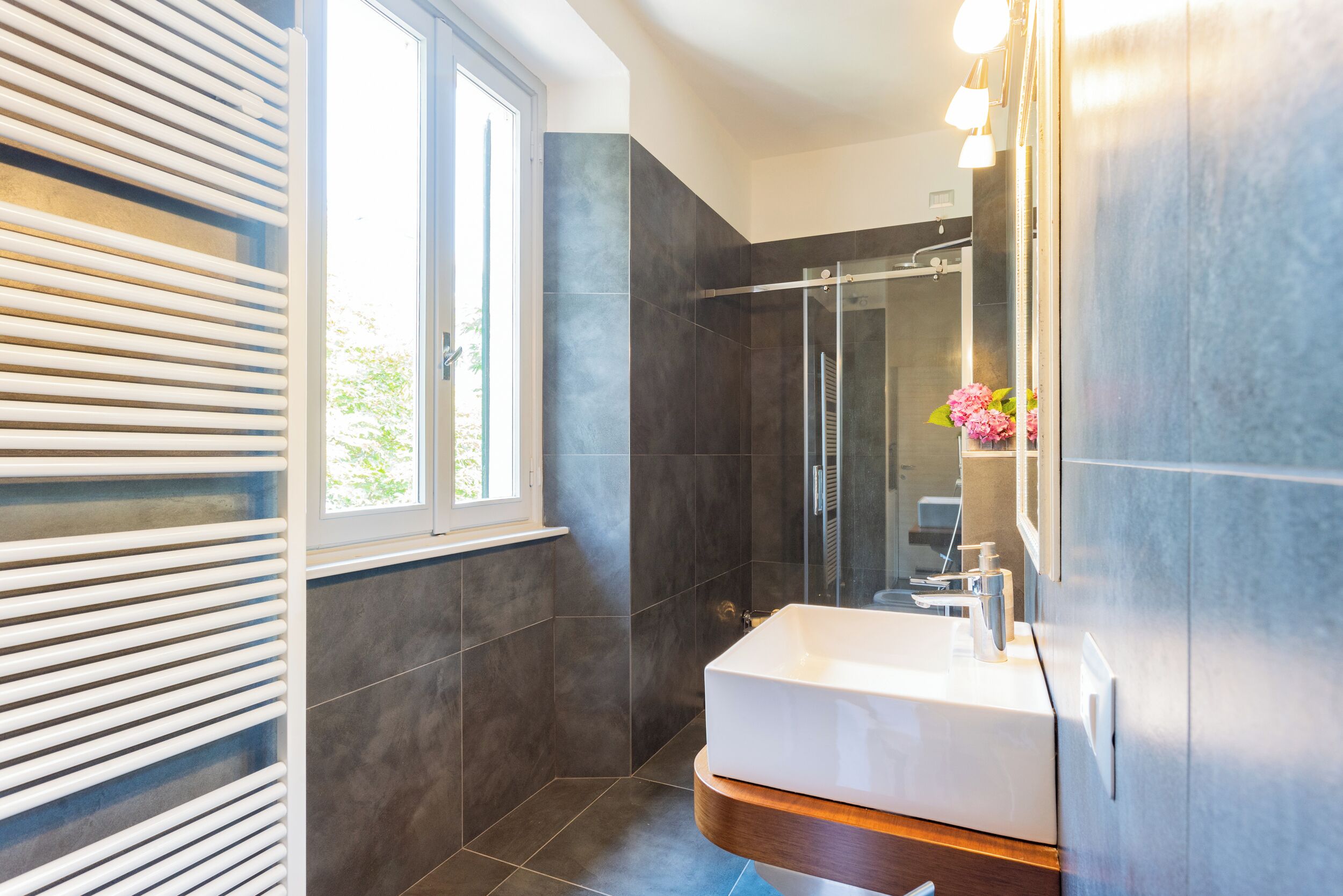 Appartamento (1 Bedroom) | Bagno | Doccia, set di cortesia gratuito, bidet, asciugamani