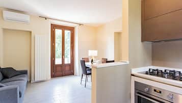 Huoneisto (1 Bedroom) | Yksityinen keittiö | Uuni, espressokone, vedenkeitin, syöttötuoli