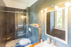 Apartment (1 Bedroom) | Bathroom | Shower, free toiletries, bidet, towels - The Perfect Get Away in Cernobbio by Rent all Como (Cernobbio)