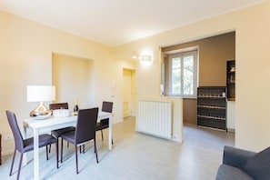 Apartment, 1 Bedroom (1 Bedroom) | Living area | 32-inch TV with cable channels