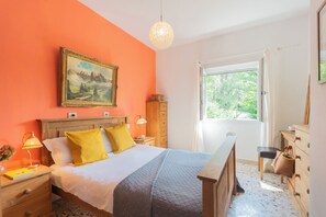 2 habitaciones, tabla de planchar con plancha y ropa de cama 