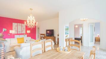 Villa (2 Bedrooms) | Vardagsrum | 32-tums platt-tv med kabelkanaler