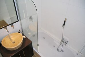 Séchoir à cheveux, serviettes fournies, papier de toilette