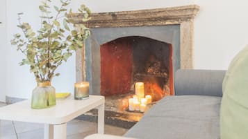 Apartment (1 Bedroom) | Wohnbereich | 24-Zoll-Fernseher mit Digitalempfang