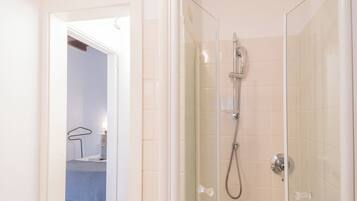 Appartement (1 Bedroom) | Badkamer | Een douche, een haardroger, een bidet, handdoeken