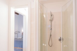 Apartment (1 Bedroom) | Bathroom | Shower, hair dryer, bidet, towels
