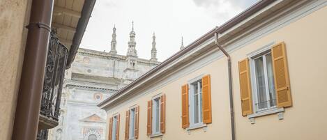 Vista frontal de la propiedad