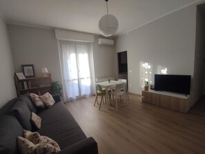 Living area - Telù House - a stone's throw from the subway (Cernusco sul Naviglio)