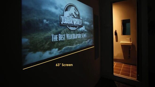 Een 63 inch scherm met het 'Jurassic World' logo en bijschrift.