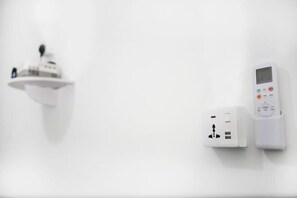 Un detector de humo y un detector de incendios, ambos instalados en la pared.
