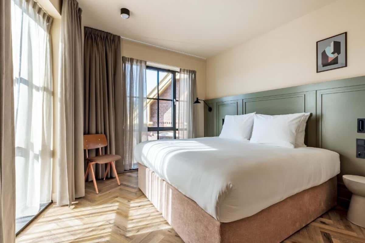 Deluxe Double Room | 1 bedroom, in-room safe, blackout curtains, iron/ironing board