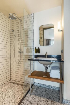 Dobbeltrom – deluxe | Bad | Separat badekar og dusj, regndusjhode og toalettartikler (inkludert)