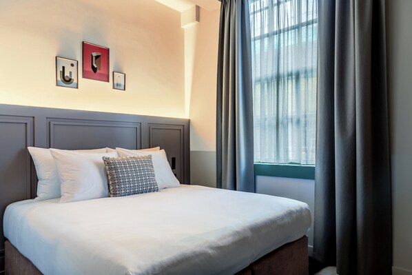 Tallelokero huoneessa, pimennysverhot, silitysrauta/-lauta